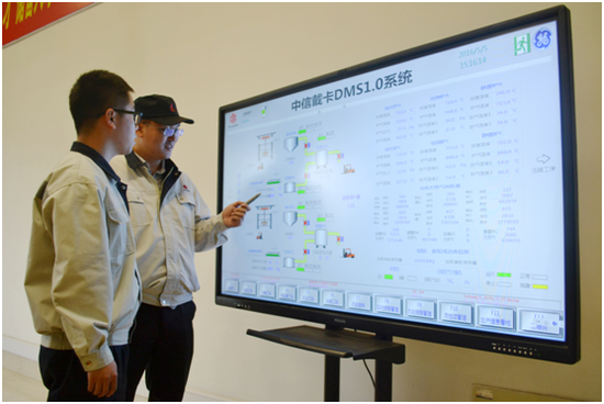 員工通過(guò)DMS1.0系統(tǒng)查看車間運(yùn)轉(zhuǎn)情況。
