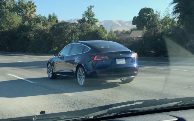 特斯拉Model 3上路照曝光