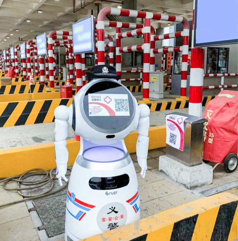 AI机器人“警察”坚守深圳防疫一线，助力降低病毒传染风险