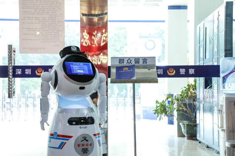 AI机器人“警察”坚守深圳防疫一线，助力降低病毒传染风险